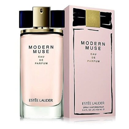 Estée Lauder Modern Muse, perfume floral y amaderado con jazmín y pachulí, símbolo de feminidad moderna.