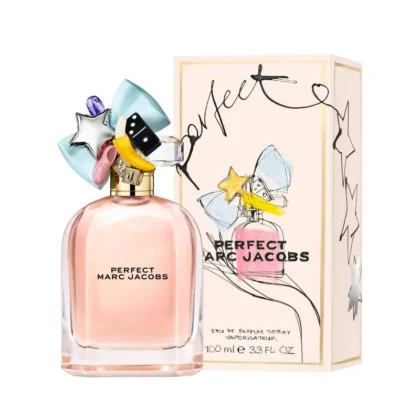 Perfect de Marc Jacobs, aroma alegre con ruibarbo, almendra y cedro. Belleza auténtica y estilo personal en cada gota.
