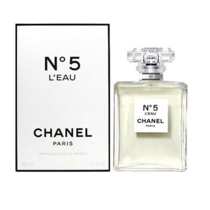 Chanel No 5 L’Eau de Chanel: cítricos, flores blancas y almizcle en una versión fresca, luminosa y chic del icónico perfume.