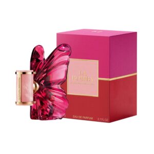 Carolina Herrera La Bomba: pitaya, peonía y vainilla solar en una fragancia audaz que celebra la libertad y el poder femenino.