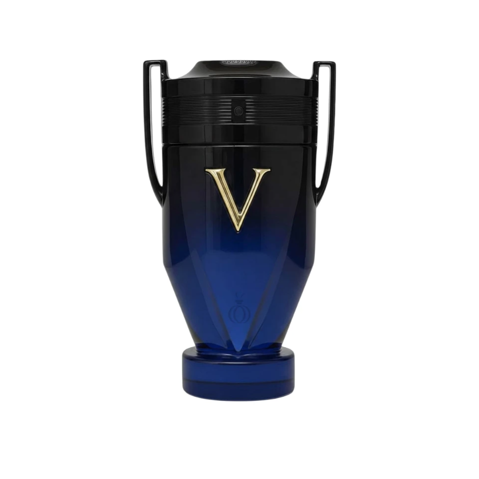 Botella del perfume Rabanne Invictus Victory Elixir en forma de trofeo.
